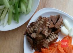 西芹凉拌干豆腐的做法图解1