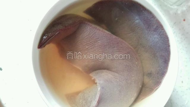 先将猪肝切成条泡水，要切成好改刀的样子！