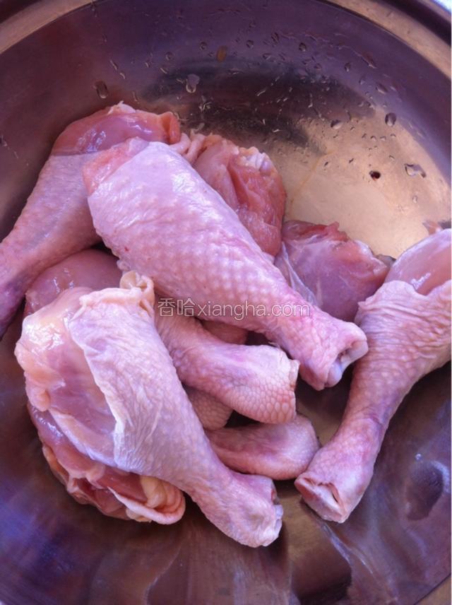 把鸡腿洗干净在上面用牙签扎些小孔