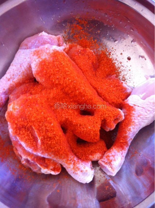 把奥尔良调料倒入盛鸡腿的盆里，少许盐放里。