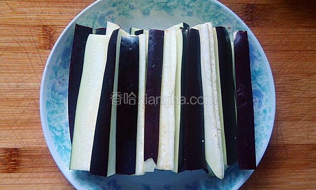将切好的茄子码入盘子中