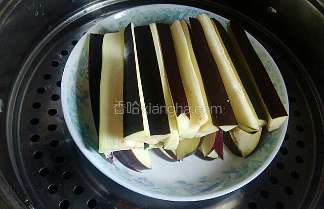 凉水大火上锅蒸，水开后转中火继续蒸10分钟后，端出倒掉蒸出来的水
