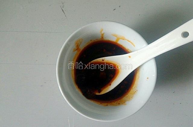 生抽，美油鲜酱油，香油和老干妈放一起搅拌均匀
