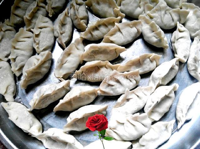 把饺子皮摊在手心～放入适量的馅料～顺时针沿着饺子皮边把两边的饺子皮粘连包严实～