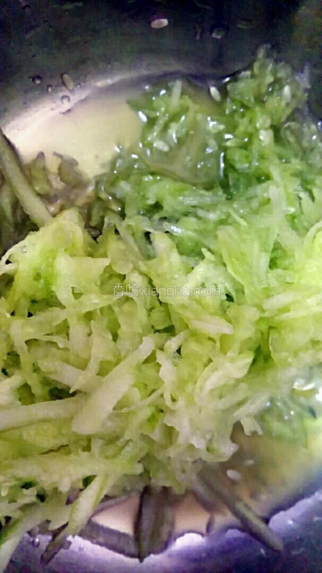 黄瓜去皮，擦丝