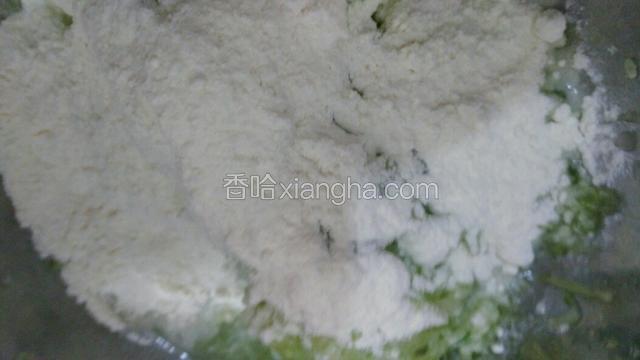 加入面粉和盐，还有芝麻，搅拌均匀