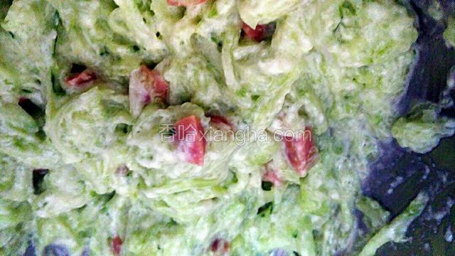 加入切好火腿丁，火腿是我三岁闺女切的