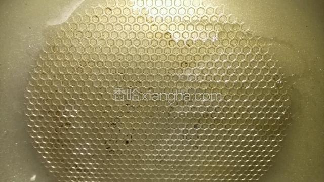 平底锅放适量油