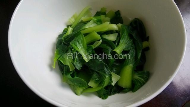 开水烫熟菜叶  放碗里