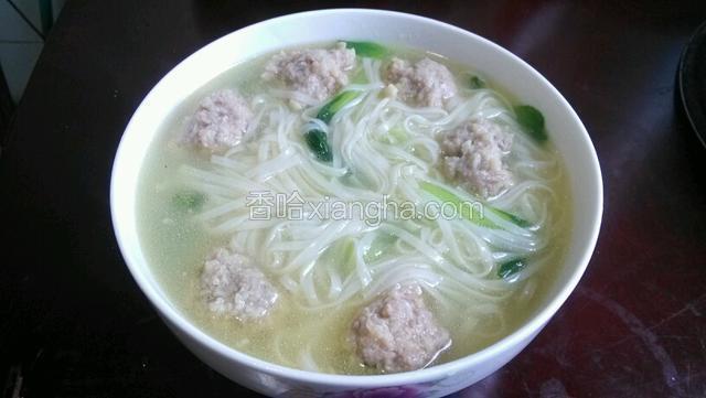 面煮四分钟起锅装碗里加盐鸡精  汤