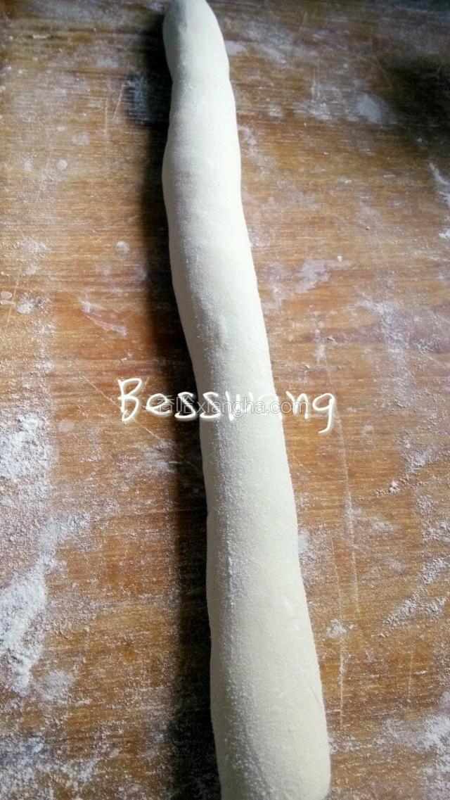 面团切成长条状