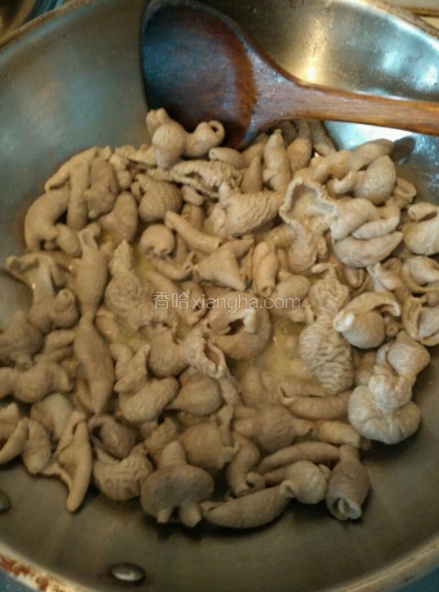 肥肠倒入油锅煸炒，炒干水分