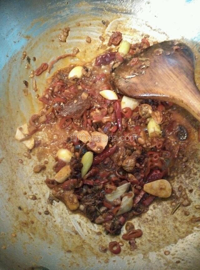 倒入葱 姜 蒜 香料小火翻炒，炒香