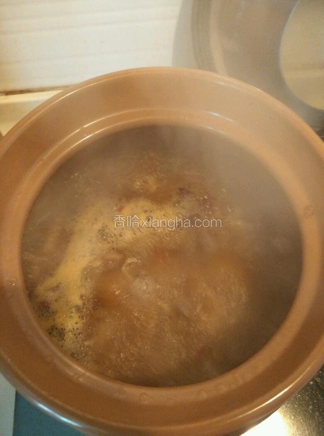 放入砂锅，大火烧开，转小火烧50分钟，中途加土豆