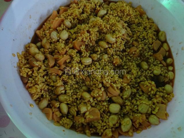 花生提前用清水泡好。糯米淘洗干净，把糯米里的水分沥干。再在糯米里面加入生抽、白糖、料酒适量，盐少许，可以多放生抽，根据自己的口味，搅拌均匀，备用。火腿切成丁状。将花生，火腿，糯米三者混合在一起，再搅拌均匀。我是提前半天搅拌好，让其腌制下，入味。
