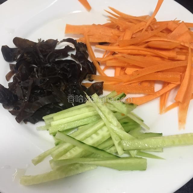 准备好黄瓜丝，胡萝卜丝，木耳丝，锅中放入水烧开烫一下木耳丝，胡萝卜丝备用