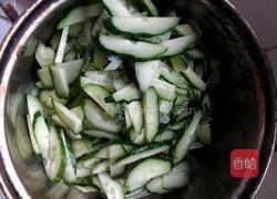 黄瓜炒鸡蛋的做法图解1