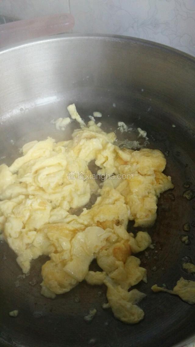 放入色拉油，把鸡蛋进行翻炒