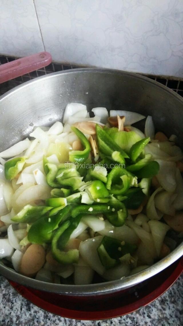 把青椒放入进行翻炒