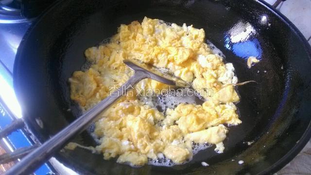 热油锅下鸡蛋