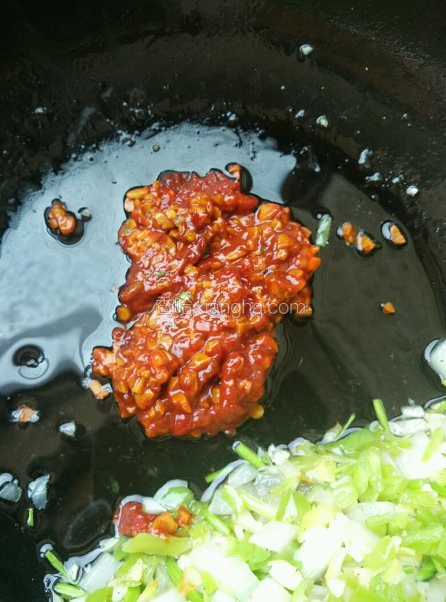 如图所示：豆瓣酱炒出红油；