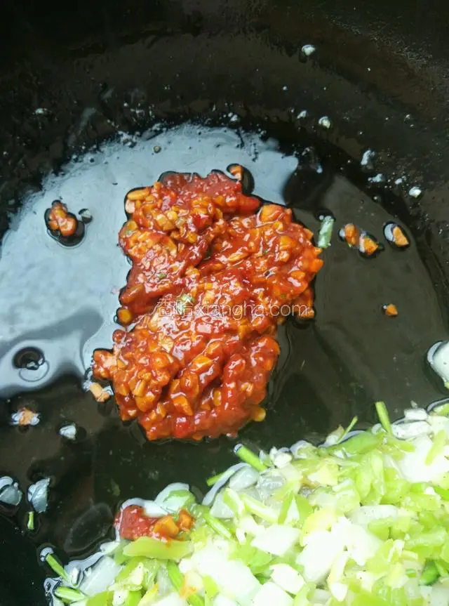 如图所示：豆瓣酱炒出红油；