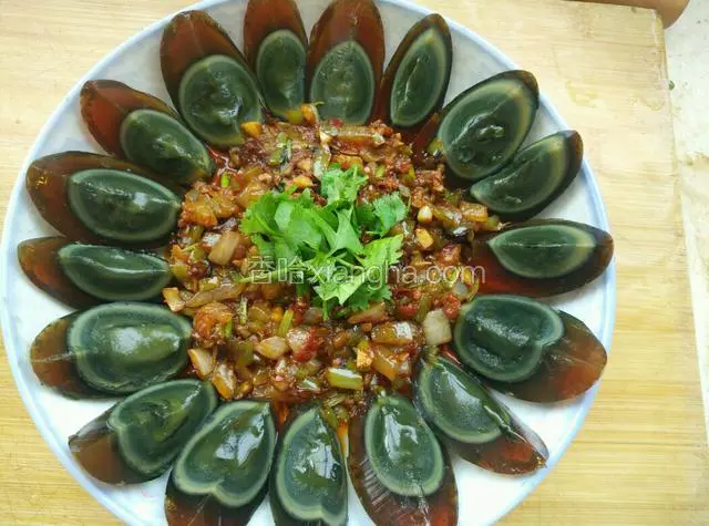 如图所示：将炒好的拌酱倒入摆盘中，码上香菜叶即可。