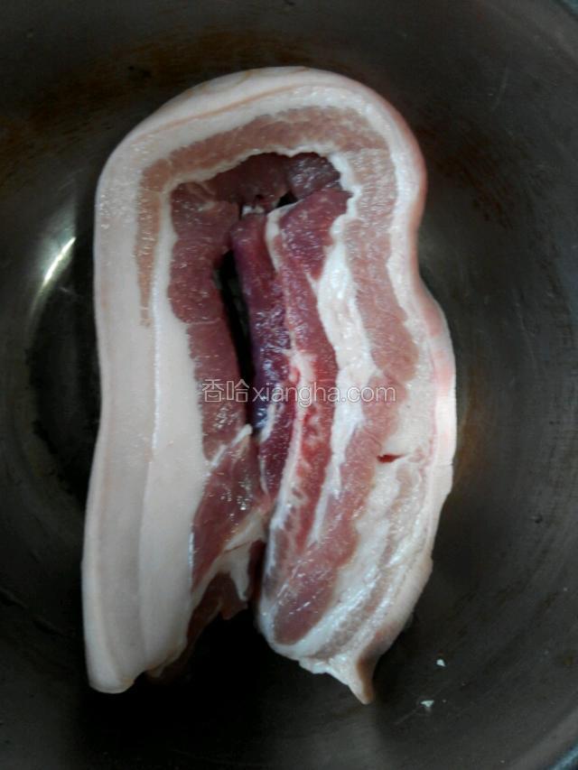 准备好一块五花肉，600克