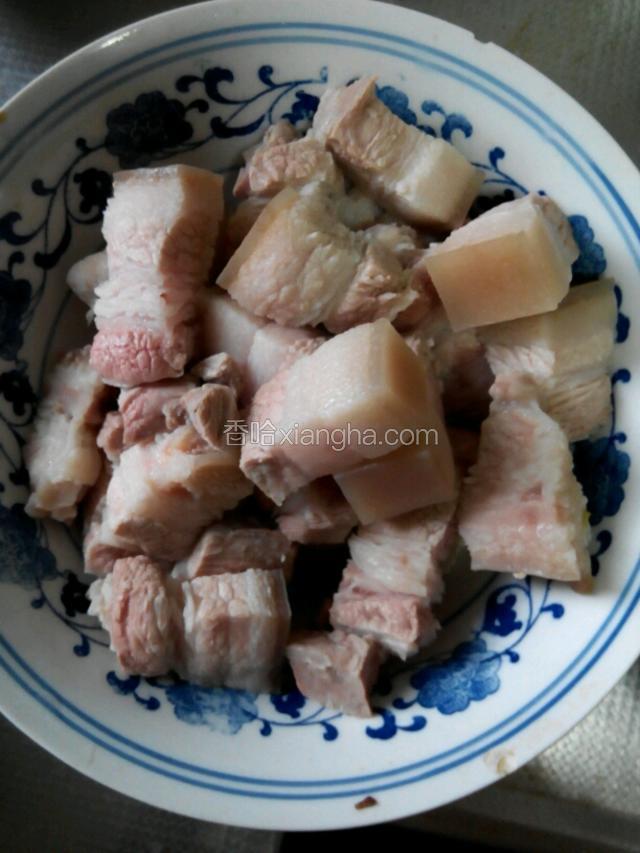 捞出，切成寸方块。