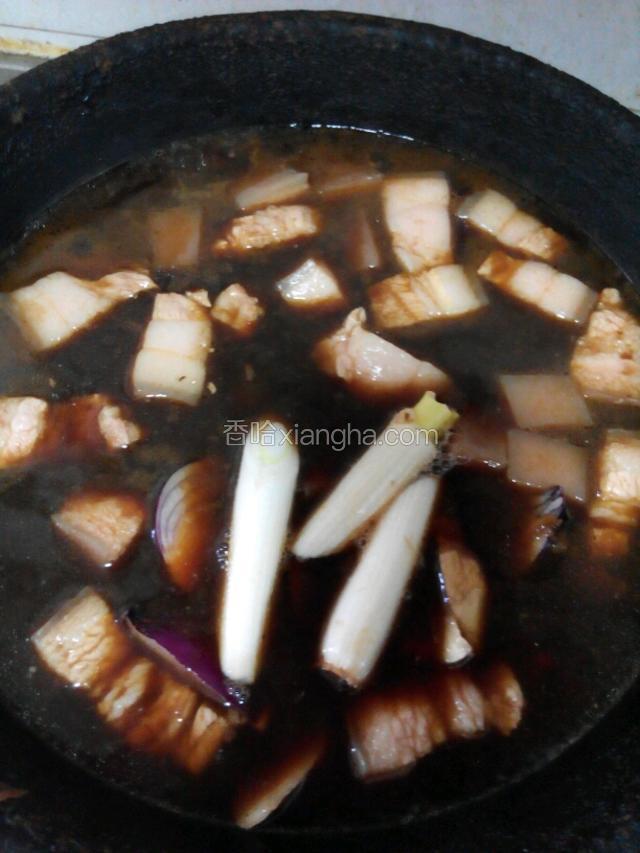 重新起锅，放入水加入老汤煮沸，放入焯过水的肉块