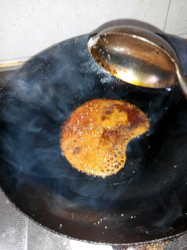 炒至出色，起大泡。