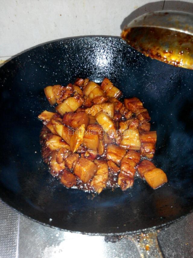 迅速放入半熟肉块，煸炒。