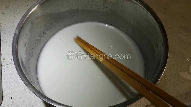 取150毫升清水，把125克的马蹄粉放入调成生浆。