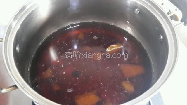 另外把剩下的650毫升水放入奶锅，水开后放入白糖，红糖搅拌溶解后放入马蹄。