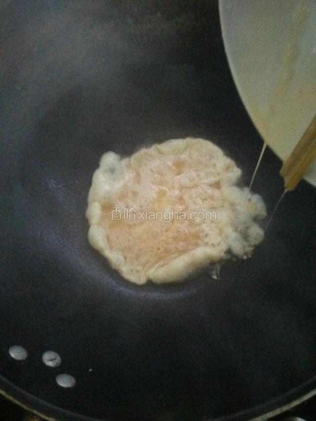 热锅，烧热油，到入鸡蛋，翻炒。