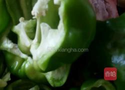 猪肉青椒馅的饺子的做法图解1