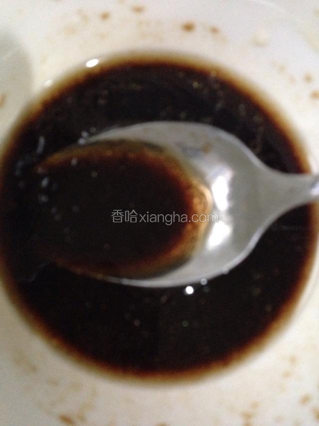 用一个干净的小碗，放入少许生抽，白糖，醋，盐，麻油，稍微加一点点冷开水，把卤汁搅拌均匀。备用