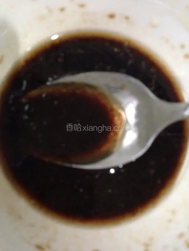用一个干净的小碗，放入少许生抽，白糖，醋，盐，麻油，稍微加一点点冷开水，把卤汁搅拌均匀。备用