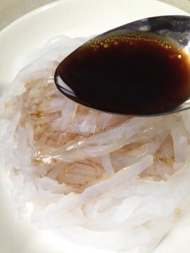 把调好的卤汁淋在凉粉上