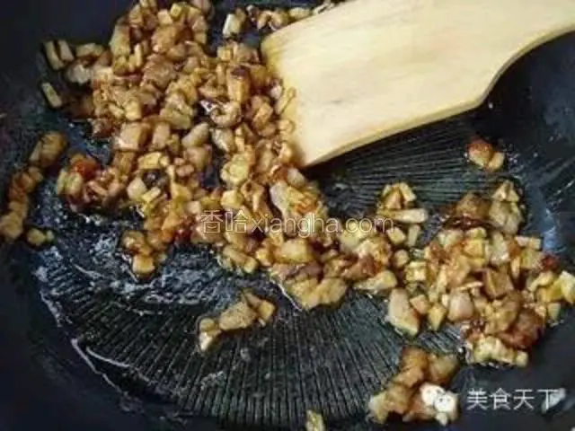 6、锅中上火少许油烧热，下入叉烧肉丁，调入2勺蚝油、1勺生抽、1/2勺鸡精翻炒均匀盛出。