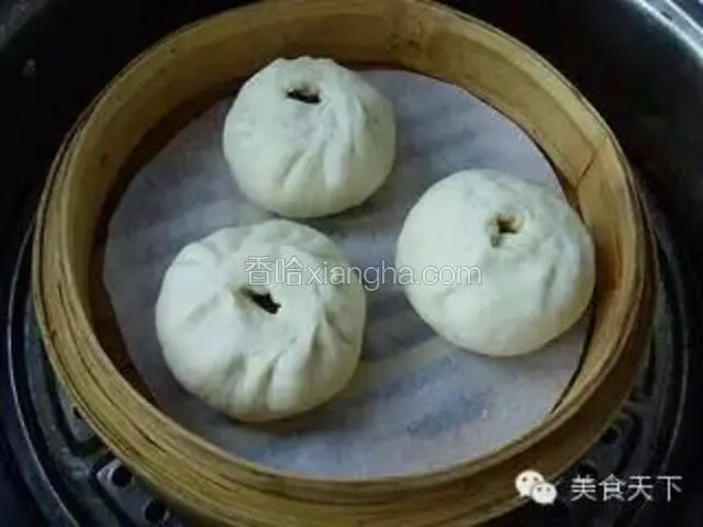 10、将包子生坯摆放蒸屉，开火蒸。