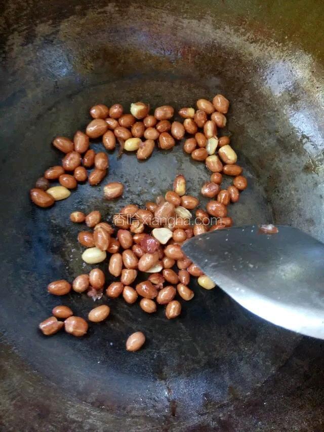 热锅放油，等油凉了在放花生仁，待花生仁变红色后就可出锅了，然后把炸好的花生仁倒在老陈醋碗里腌制几分钟