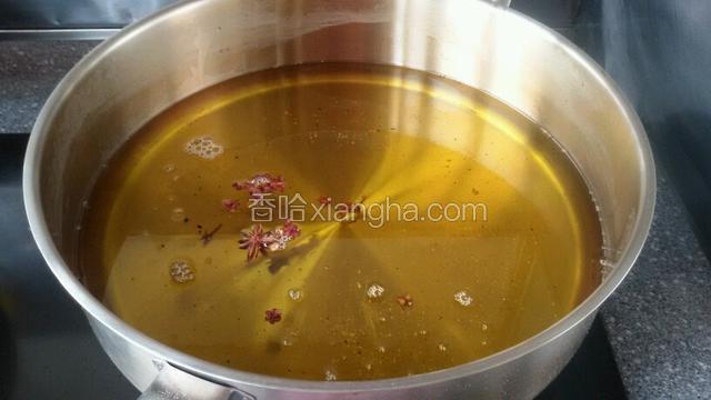 平底锅放宽油，加几颗花椒，大料炸出油饼香