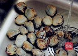 辣椒炒花甲的做法图解1