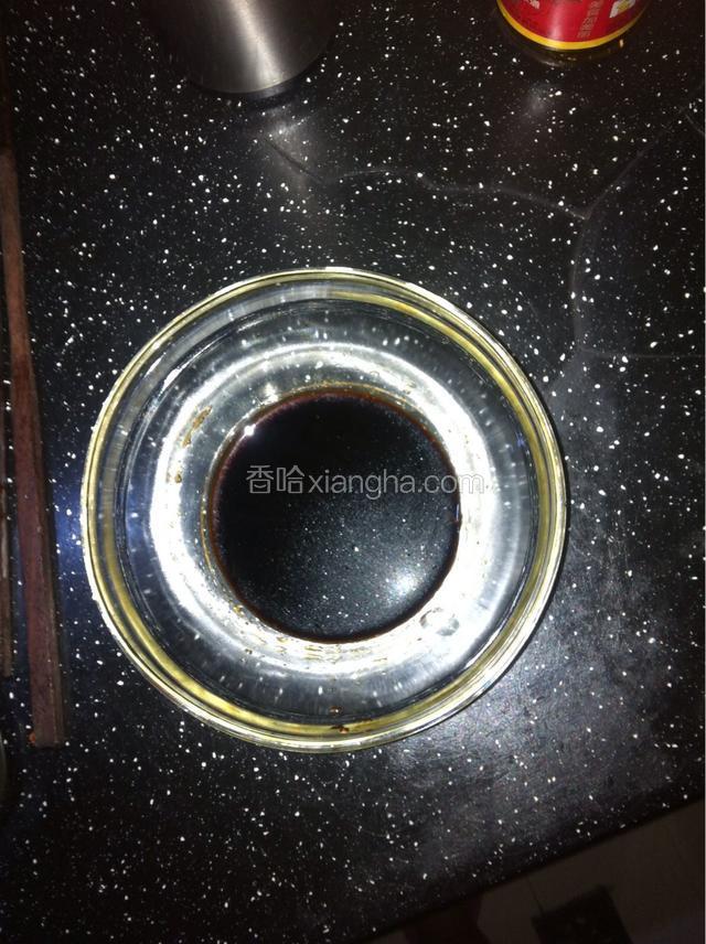 将浸泡过的大米放进砂锅，水跟平时煮饭差不多，大火煮开