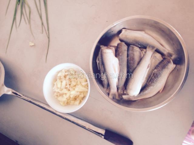 提前用盐腌一下小鱼，然后清洗干净。准备好姜蒜