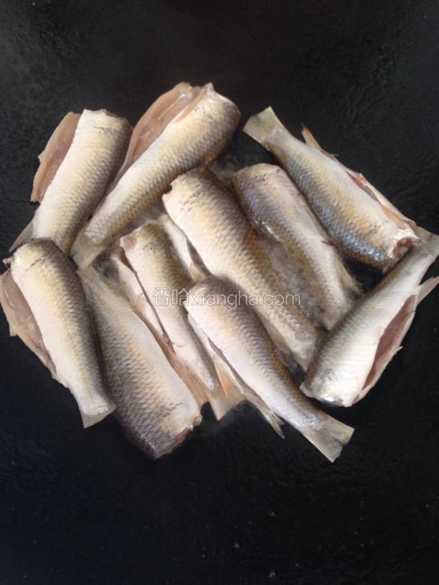 放油在锅里加热到90温度左右，在放小鱼进去