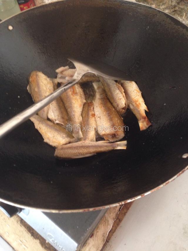 小火来慢慢煎到金黄色