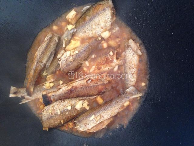 煎好后，放姜，蒜酱油，鸡精后放半碗水