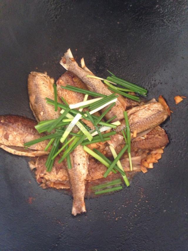 盖上锅盖5分钟左右，打开抄就好，最后放葱了。